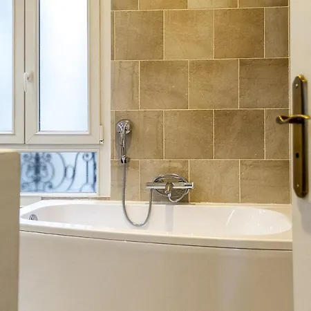 Appartamento Superb Haussmanian Apt Balcony Near Montmartre Parigi